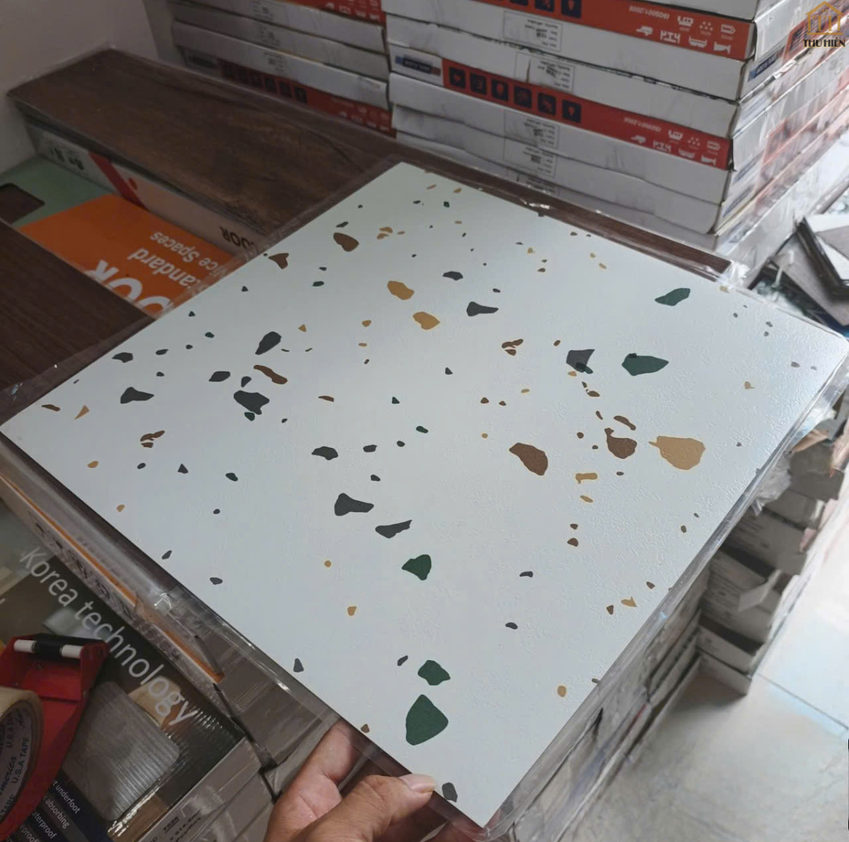 SÀN NHỰA VUÔNG KEO SẴN