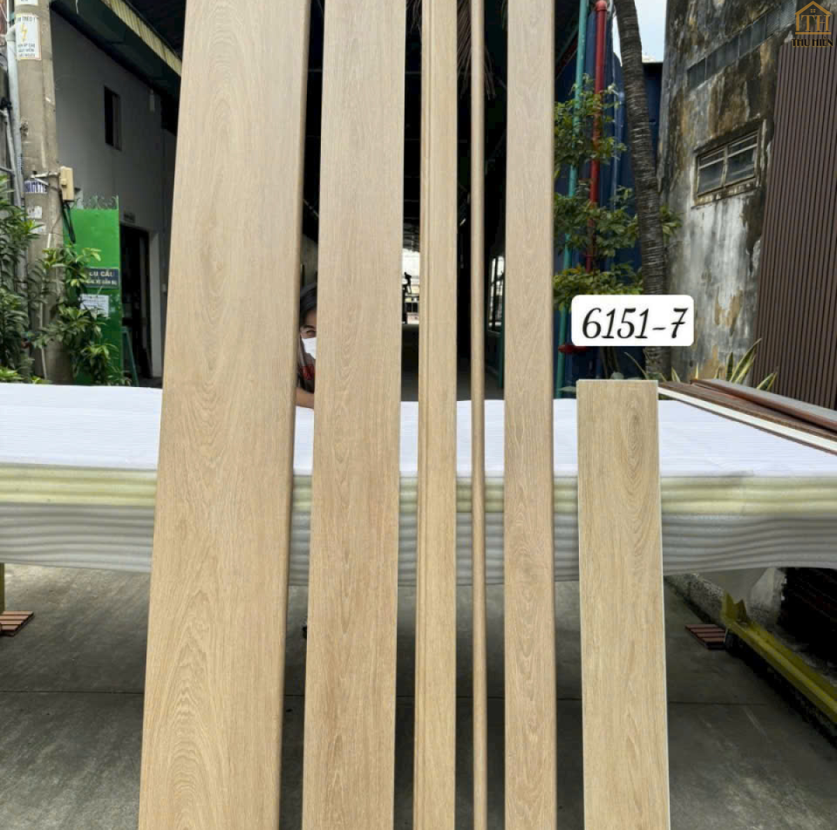 TẤM ỐP BẬC CẦU THANG NHỰA GỖ - 6151-7