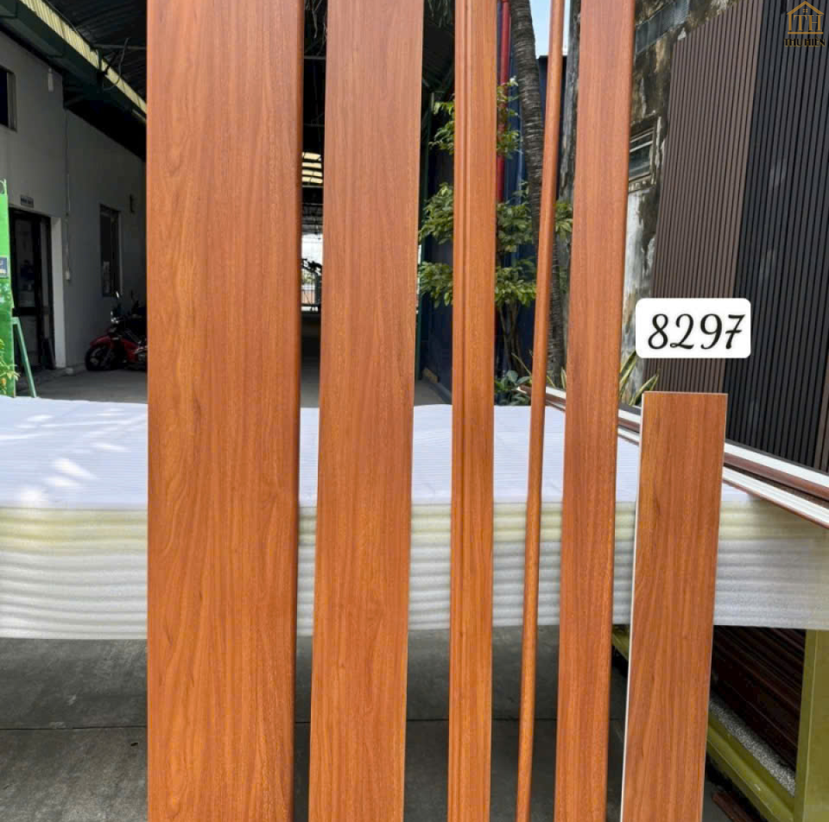 TẤM ỐP BẬC CẦU THANG NHỰA GỖ - 8297
