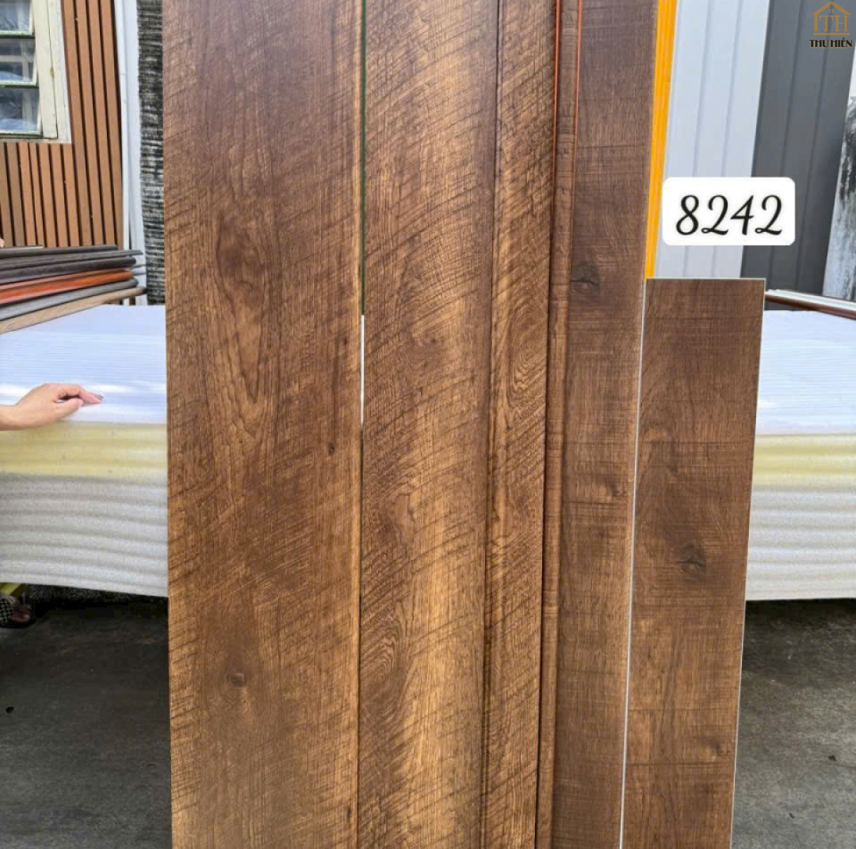 TẤM ỐP BẬC CẦU THANG NHỰA GỖ - 8242
