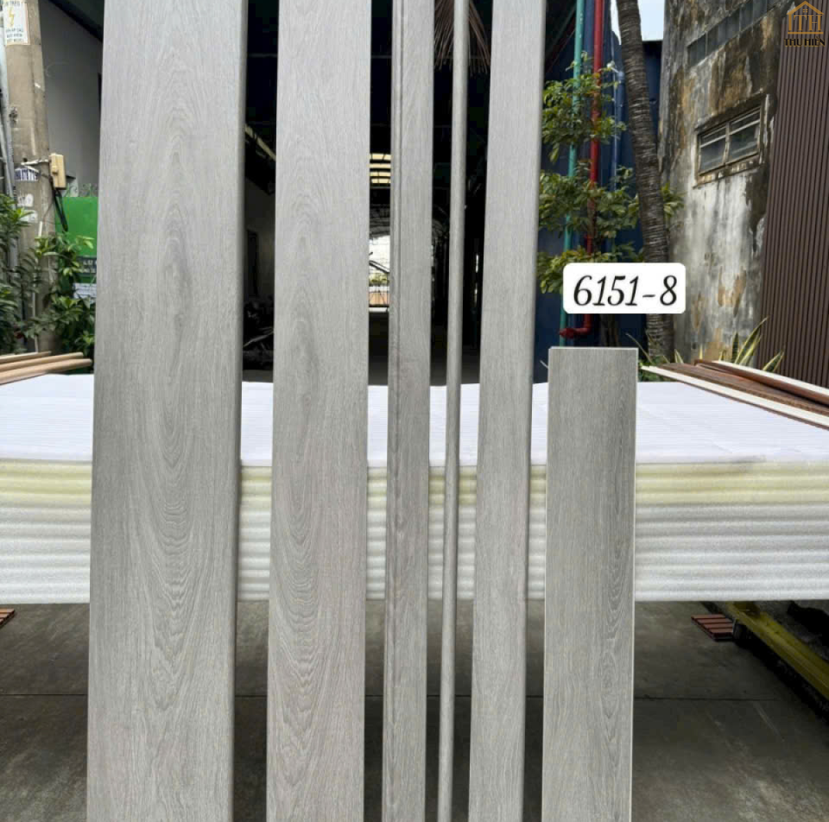 TẤM ỐP BẬC CẦU THANG NHỰA GỖ - 8151-8