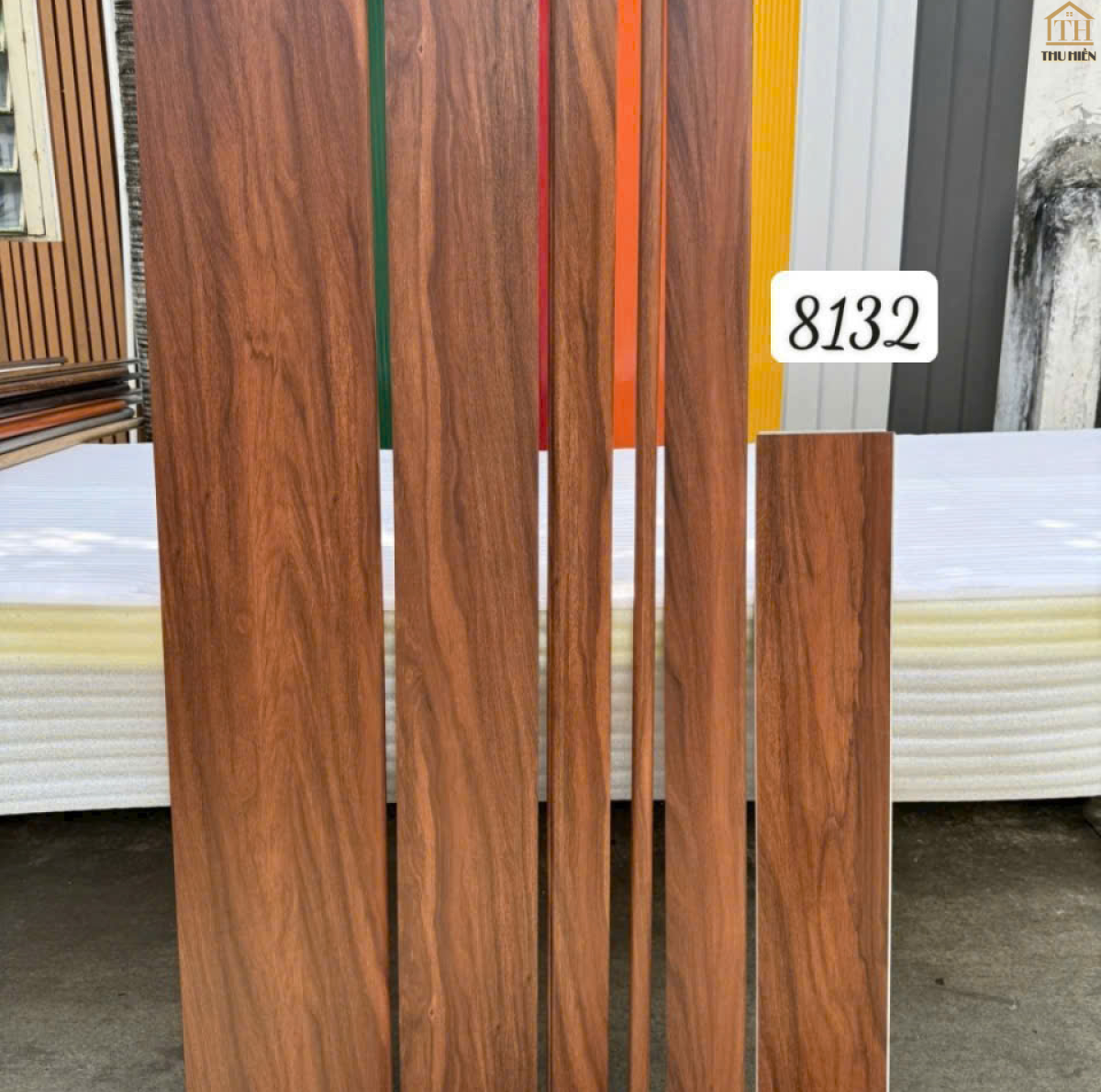TẤM ỐP BẬC CẦU THANG NHỰA GỖ - 8132